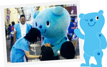ユーモのキャラクターに抱きついている子供達